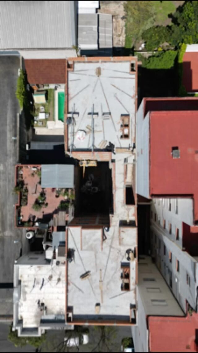 Edificio Hipolito Yrigoyen |📍 Ubicado en Vicente Lopez.

🏢 Esta obra de 4 plantas y 750 m² cuenta con un moderno frente de reja malla tecno.