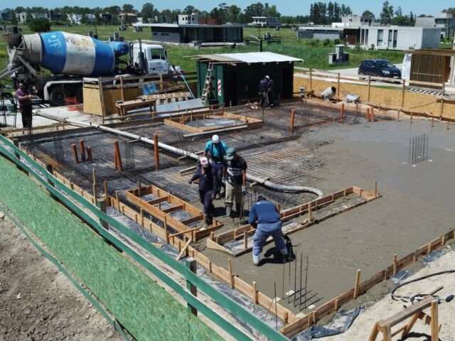 Estamos construyendo junto a  @maav.arquitectos una vivienda familiar en el Barrio Privado Lares.

Ubicación: Canning 📍
Etapa: de hormigonado de la primera planta 🏗️