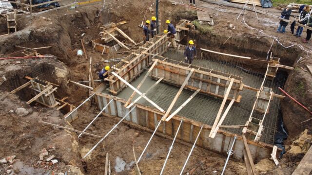Casa Charles avanza firme.
Concretamos una nueva etapa: hormigonado en proceso.
La estructura comienza a tomar forma.
📍San Isidro
www.capfaconstructora.com