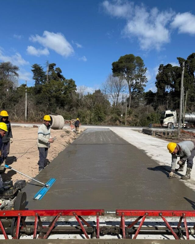 🚧 Terminal de Ómnibus Pilar
Avanzamos con la pavimentación en hormigón, una etapa clave para mejorar la infraestructura y los accesos de la nueva terminal.
Seguimos construyendo un futuro juntos.
www.capfaconstructora.com