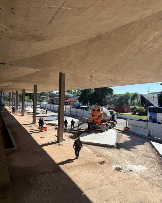 Terminal de Ómnibus de Luján. 🚧

Estamos ejecutando el hormigonado de las dársenas, una etapa fundamental para definir la circulación interna y preparar la infraestructura para su futura puesta en marcha.

Paso a paso, construyendo una terminal moderna, segura y eficiente. 

🏗️Construyendo un futuro juntos.